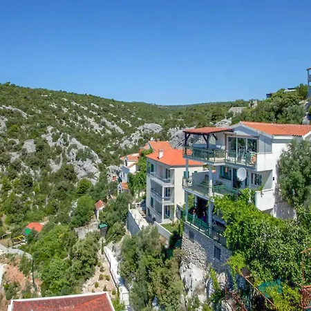 2 Bedroom Lovely In Apartment *