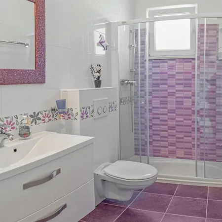 2 Bedroom Lovely In Apartment Vinisce