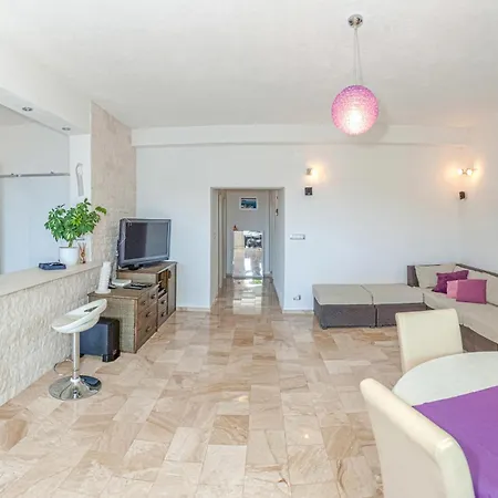 2 Bedroom Lovely In *