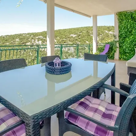 Apartment 2 Bedroom Lovely In