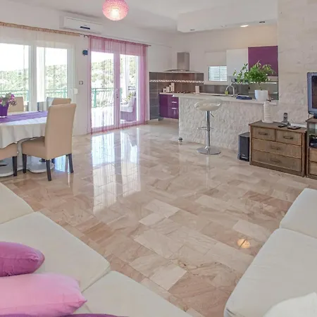 Apartment 2 Bedroom Lovely In