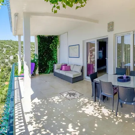 Apartment 2 Bedroom Lovely In