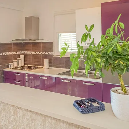 2 Bedroom Lovely In Apartment